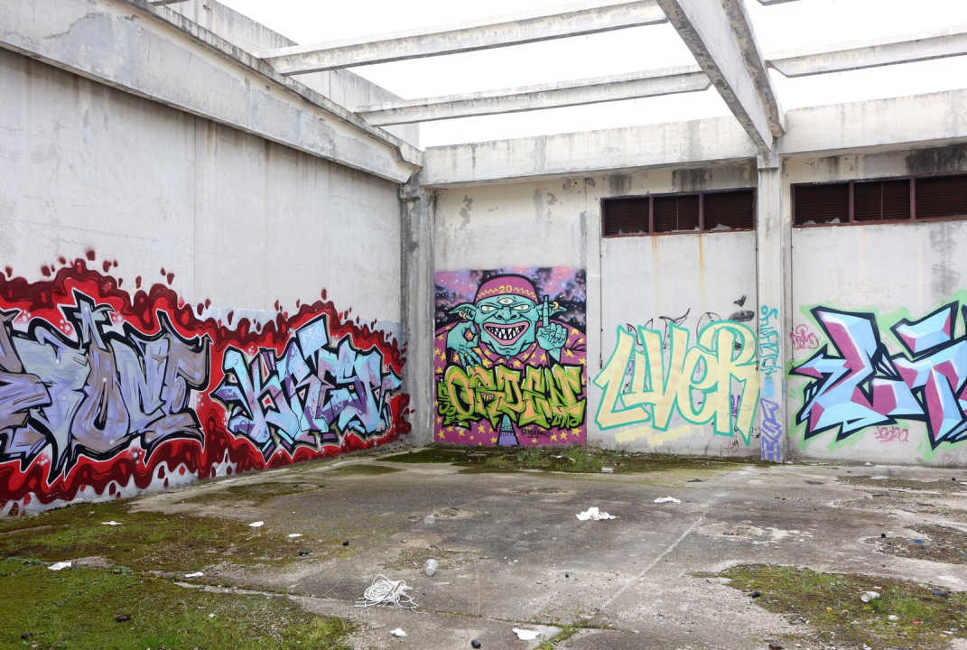 Dok čeka projekte i prenamjenu, Vojarna Bribirskih knezova pravi je mali 'Festival grafita'