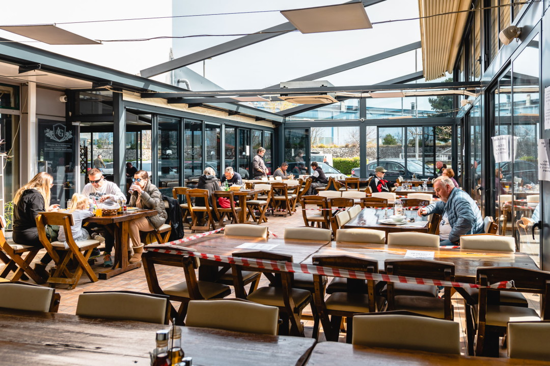 Uživajte u slasnim gotovim jelima iz Antinog gušta na prostranoj terasi!