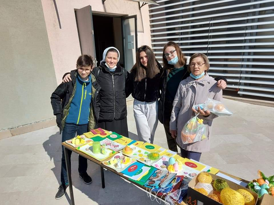 Humanitarna akcija na Vidicima pred crkvom sv. Petra: Vjernici kupovali uskrsne ukrase