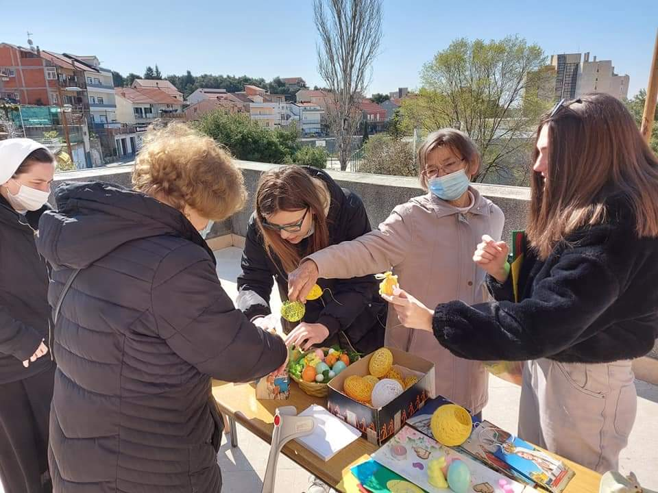 Humanitarna akcija na Vidicima pred crkvom sv. Petra: Vjernici kupovali uskrsne ukrase