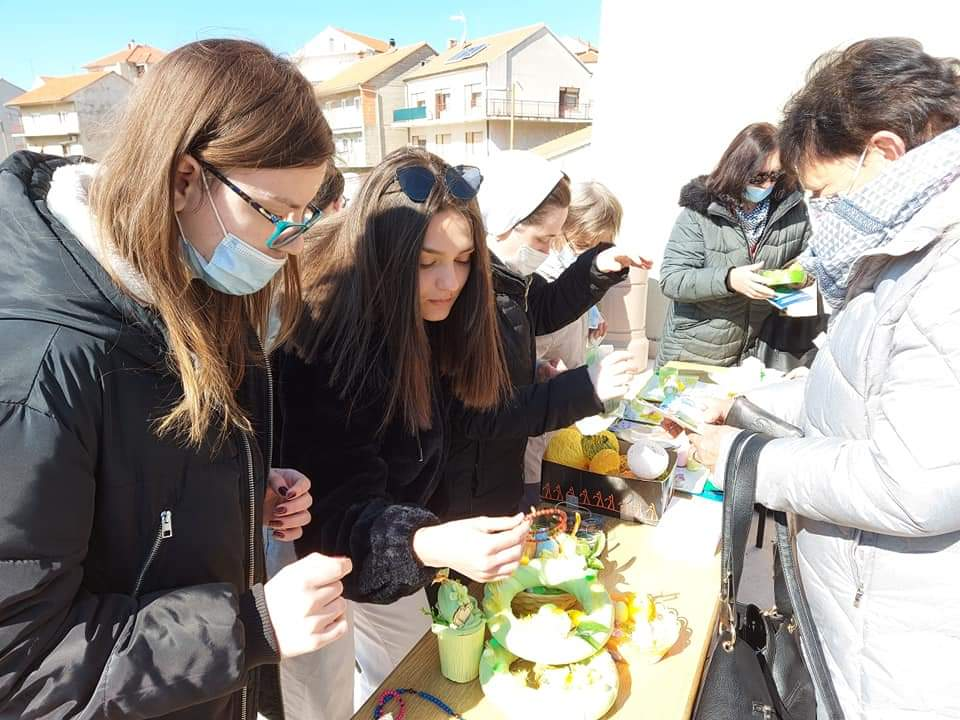 Humanitarna akcija na Vidicima pred crkvom sv. Petra: Vjernici kupovali uskrsne ukrase