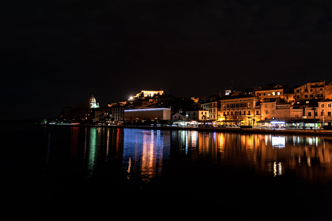 Šibenska riva sinoć je bila u mraku na sat vremena: Pogledajte kako je izgledala 
