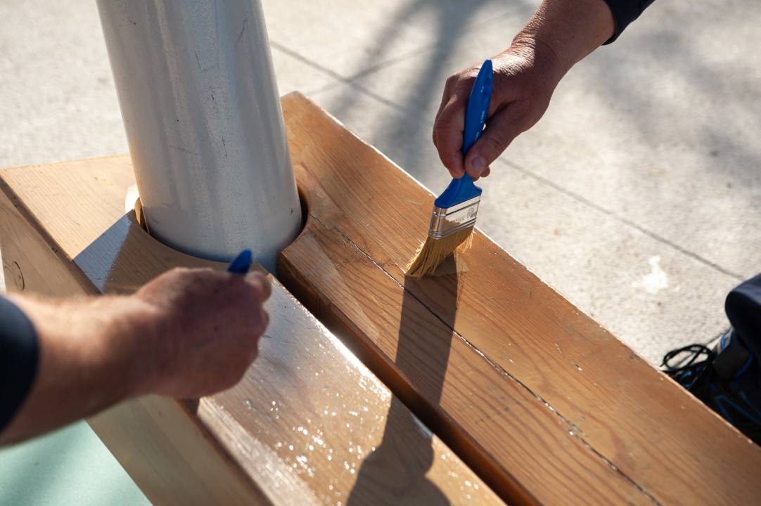 Prije nego sjednete, provjerite jesu li suhe: Klupice na Poljani dobile novi zaštitni premaz