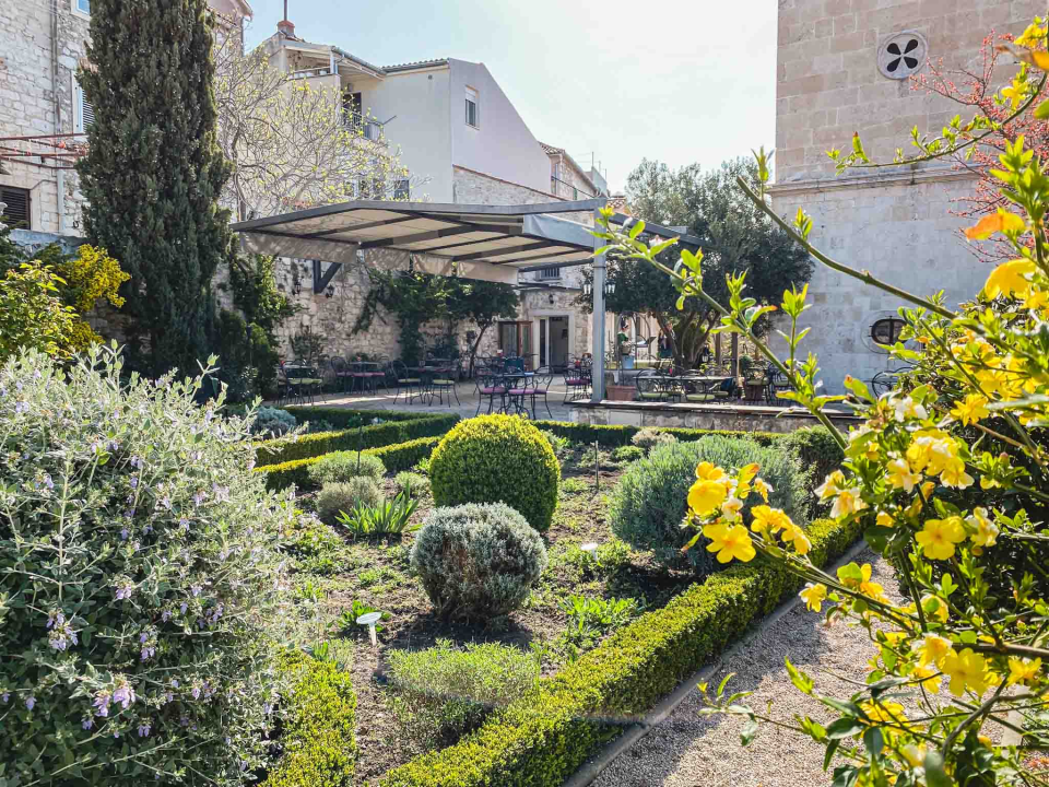 Uživajte u odličnoj kavi u idiličnom ambijentu Vrta sv. Lovre! 