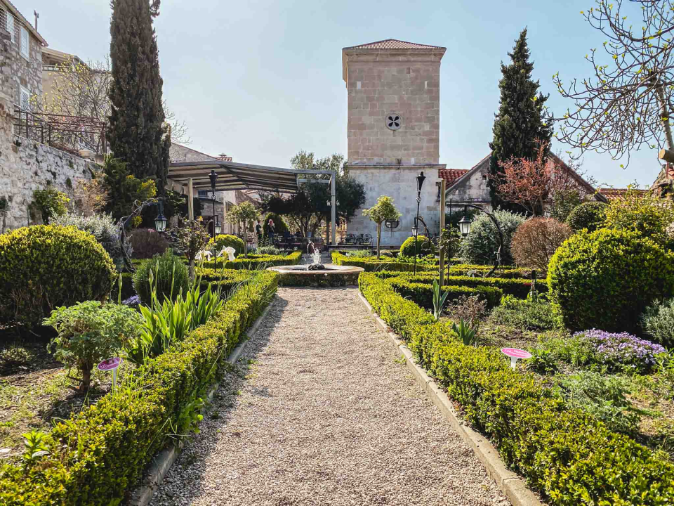 Uživajte u odličnoj kavi u idiličnom ambijentu Vrta sv. Lovre! 