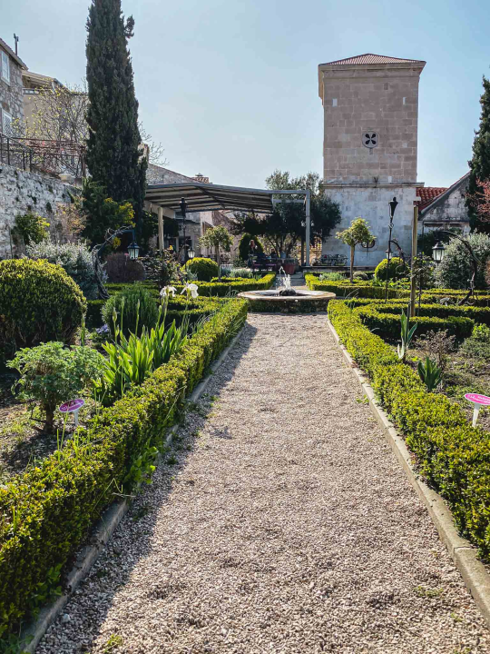 Uživajte u odličnoj kavi u idiličnom ambijentu Vrta sv. Lovre! 