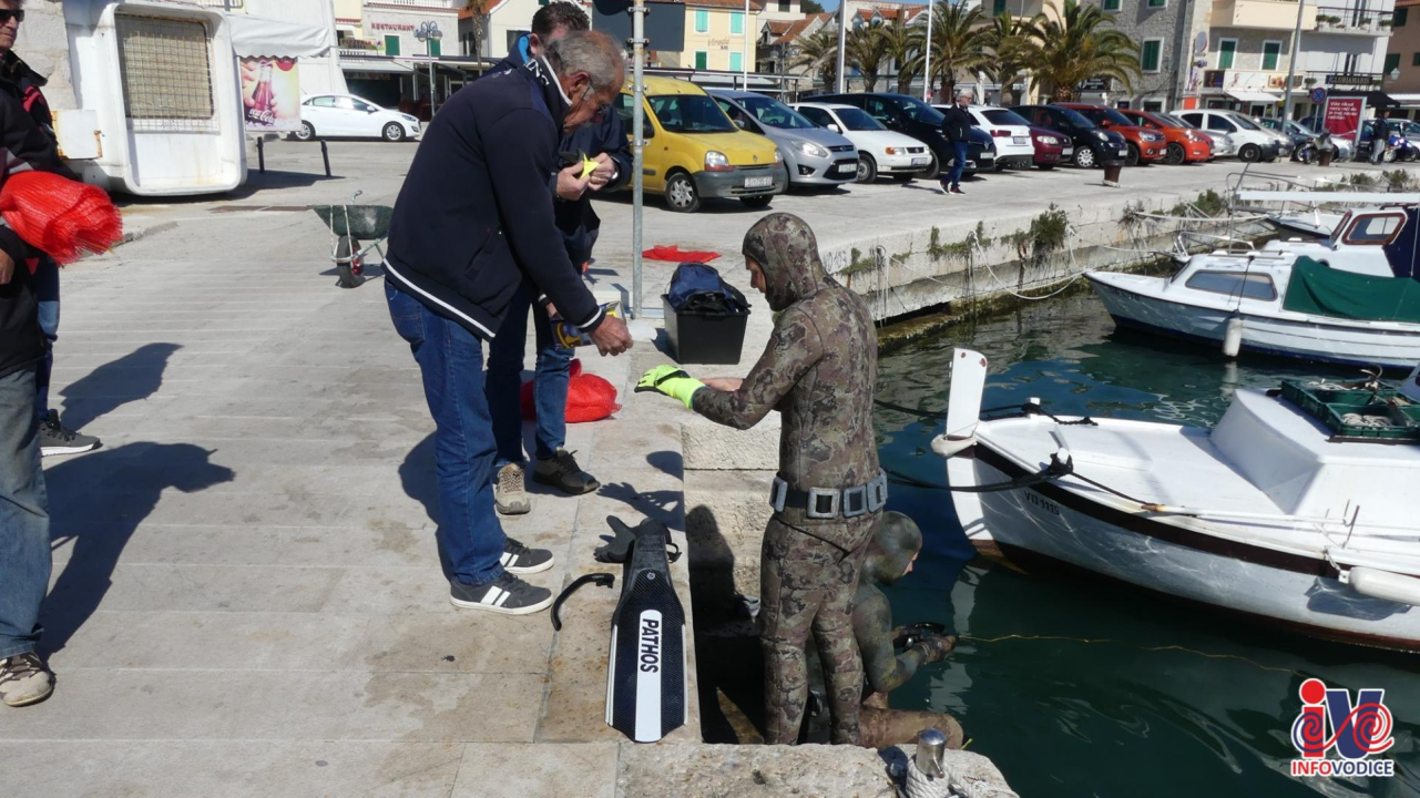Ronioci iz tri županije iz mora kod vodičke rive izronili puna dva kontejnera smeća! 
