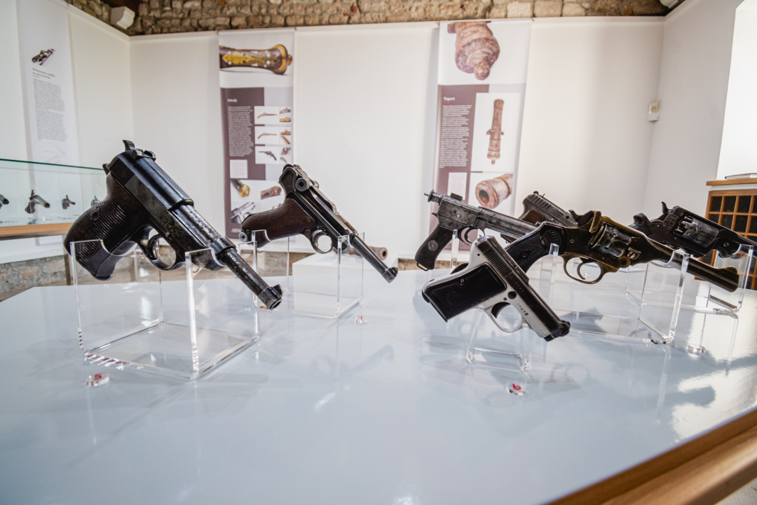 Dalmatinska raskošna sablja, sudanska kaskara, revolveri, jatagani...U Muzeju pogledajte odličnu izložbu oružja