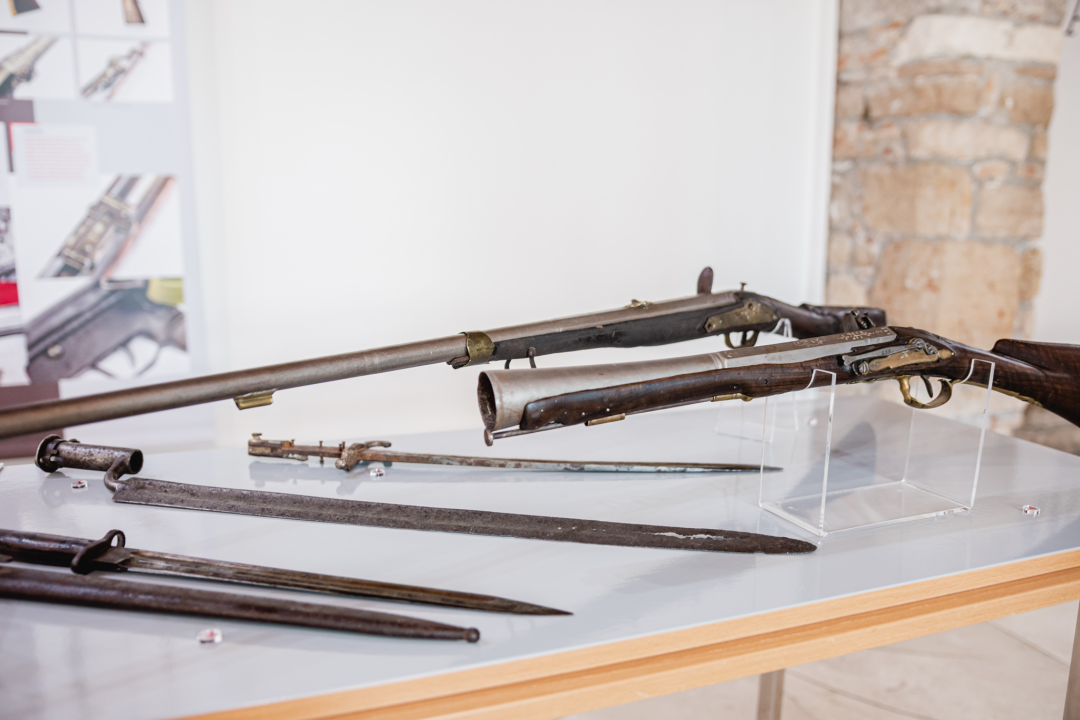 Dalmatinska raskošna sablja, sudanska kaskara, revolveri, jatagani...U Muzeju pogledajte odličnu izložbu oružja