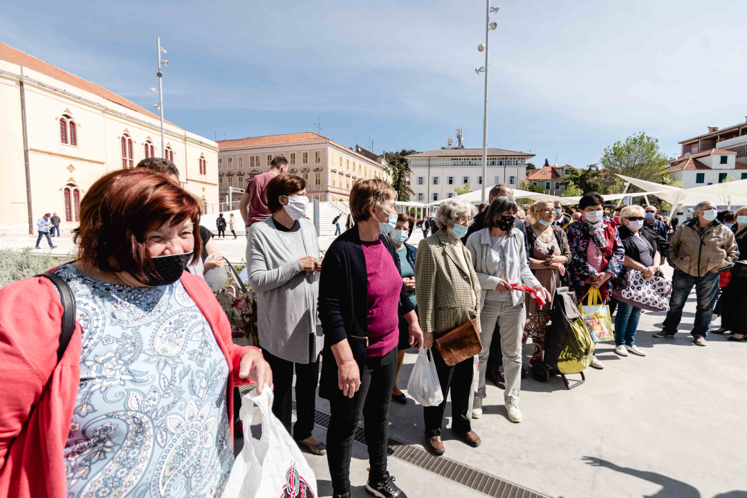 Umirovljenički stampedo za sadnice đirana na Poljani: ‘Gužva je veća za cvijeće nego za cijepljenje’