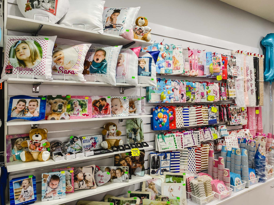 Iznenadite svoje bližnje personaliziranim poklonima i dekoracijama iz Smile T-shirt &amp; party storea! 