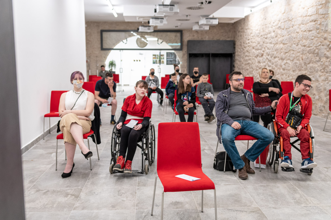 Održano prvo predavanje inkluzivnog vertikalnog plesa u sklopu platforme 'Tamna strana mjeseca'