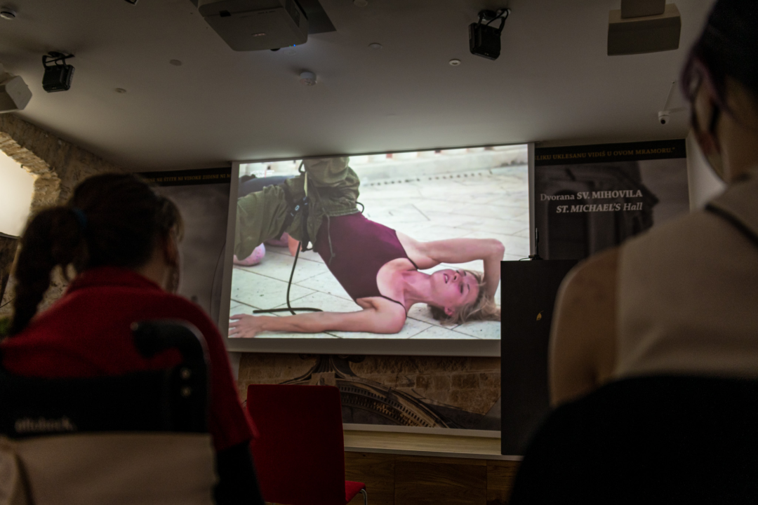 Održano prvo predavanje inkluzivnog vertikalnog plesa u sklopu platforme 'Tamna strana mjeseca'