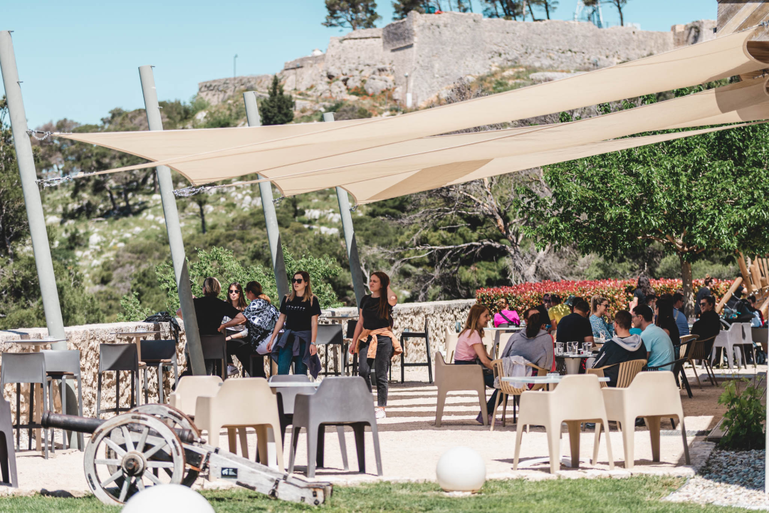 Uz sunce i besplatan ulaz brojni Šibenčani uživali na kavi na tvrđavi Barone