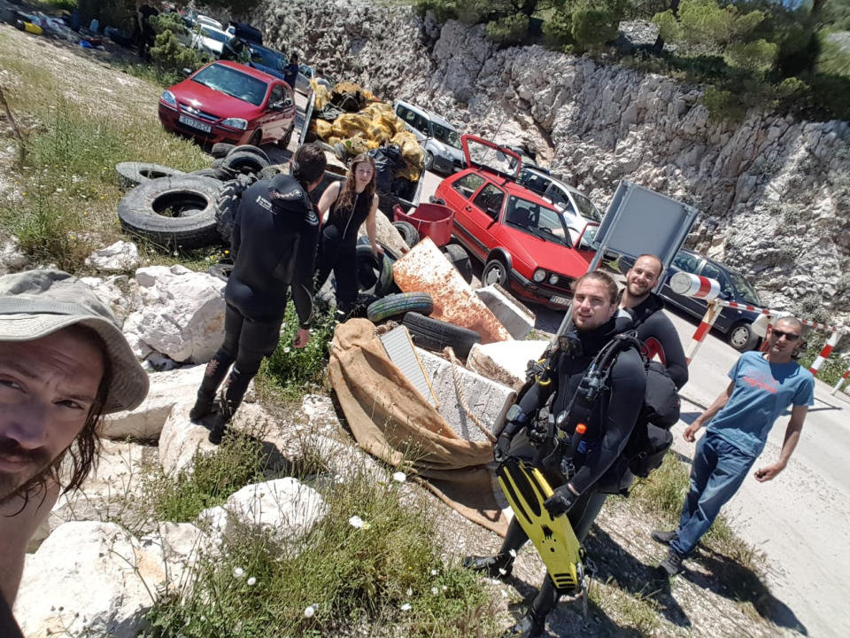 Ronioci objavili što su sve zatekli pod morem na Marinskoj: Gume, gume, gume... i jedan krov!