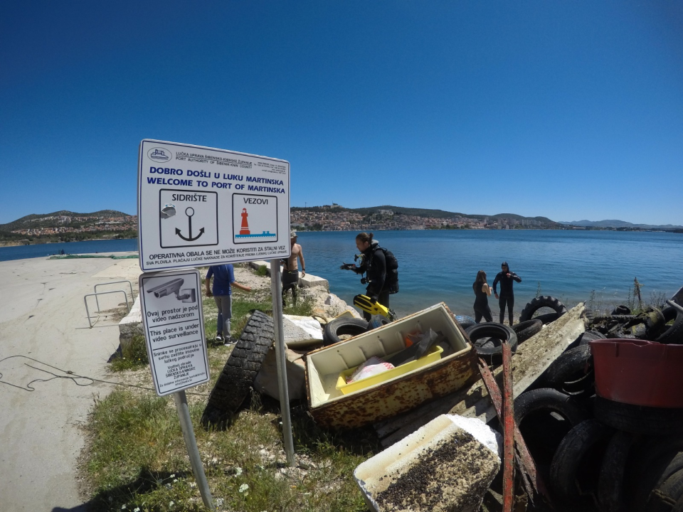 Ronioci objavili što su sve zatekli pod morem na Marinskoj: Gume, gume, gume... i jedan krov!