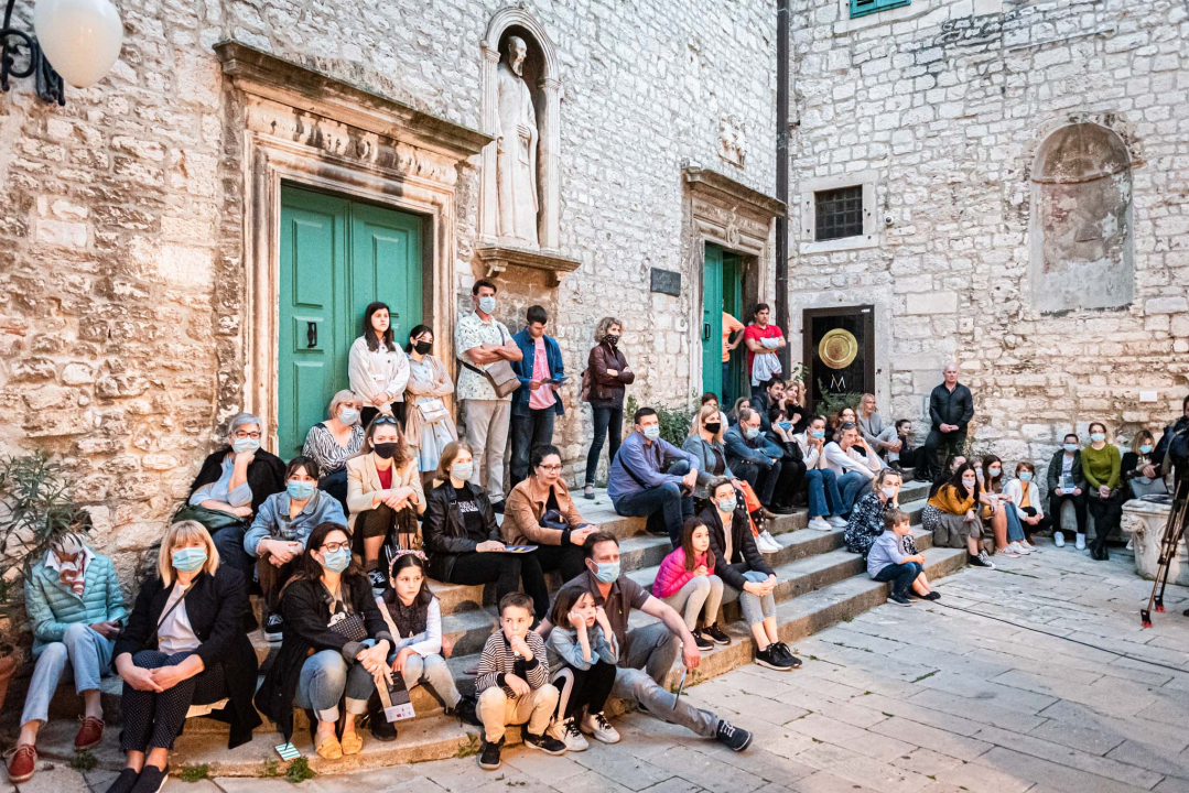 Svibanjske glazbene večeri u Šibeniku otvorene po 16. put: Lucija Stilinović i Veronika Ćiković izvele djelo Davida Batinića 