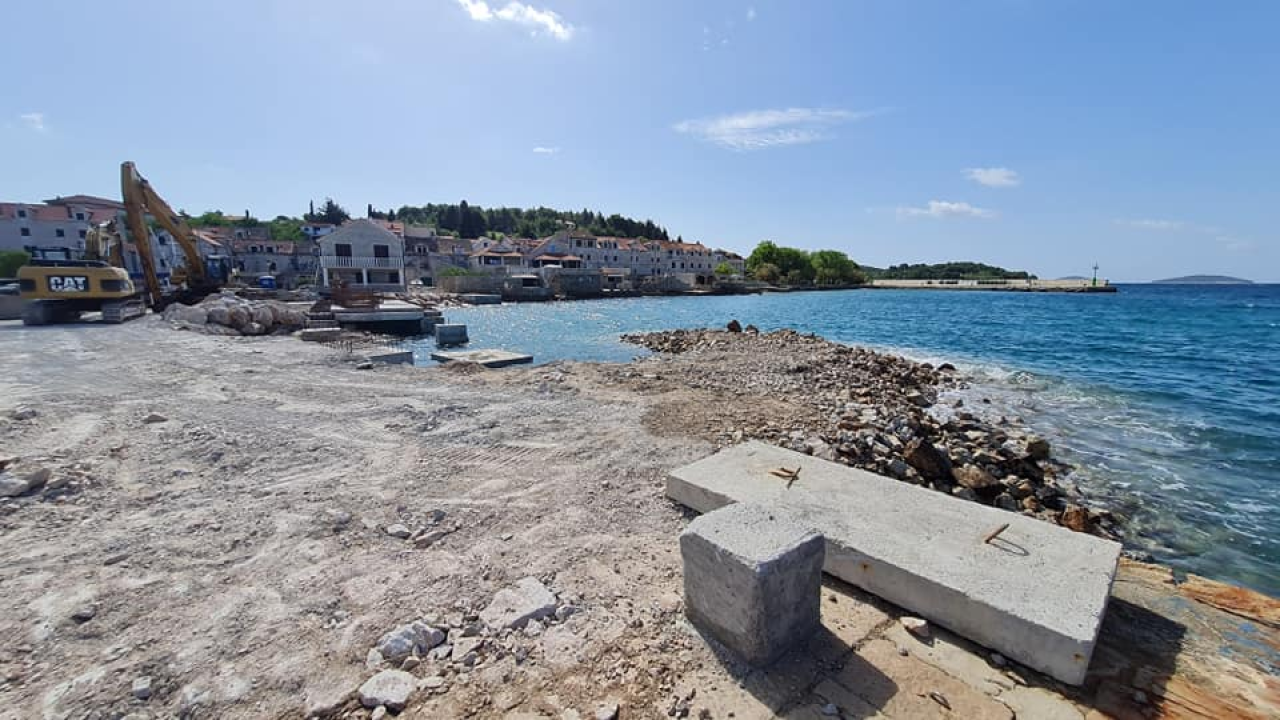 Više od pola godine traju radovi na novoj šepurinskoj rivi: Osim pada bagera u more, nije bilo većih problema