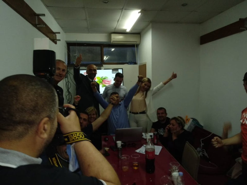 Optimistična atmosfera u Jelićevom stožeru u Kninu: Ćaćić pobjeđuje Blaževića