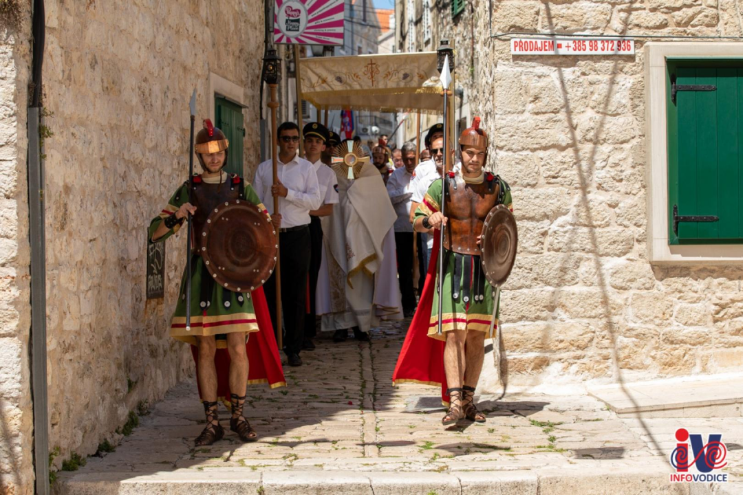 Svetom misom i procesijom kroz Vodice proslavljeno Tijelovo