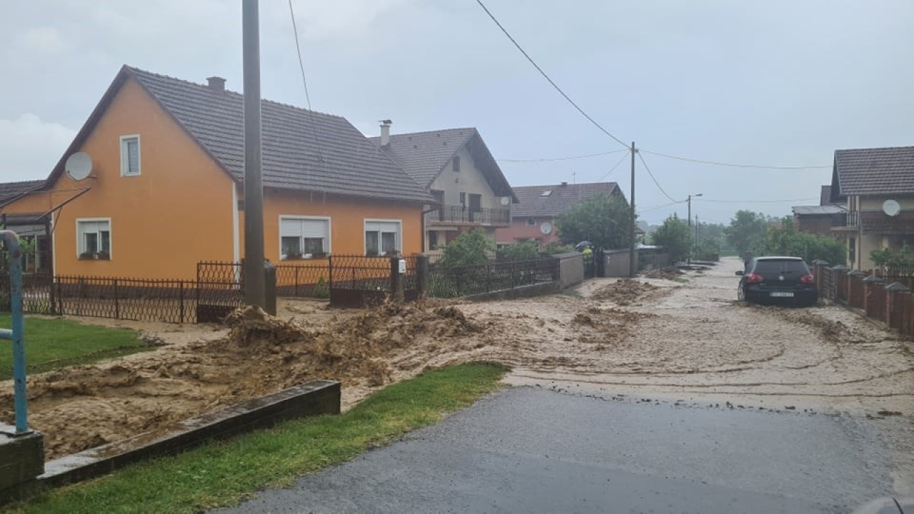 Snažno nevrijeme u Požegi izazvalo blatne bujice: 'Sva prigradska naselja su pod vodom'