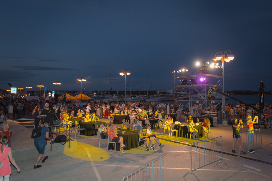 Počelo estradno ludilo u Vodicama: Pogledajte atmosferu prve večeri CMC festivala