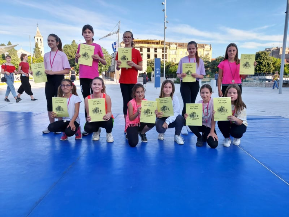 Cure i dečki iz Balansa rasplesali prolaznike na Poljani: 'Nadamo se povratku na staro i treninzima u dvorani'  