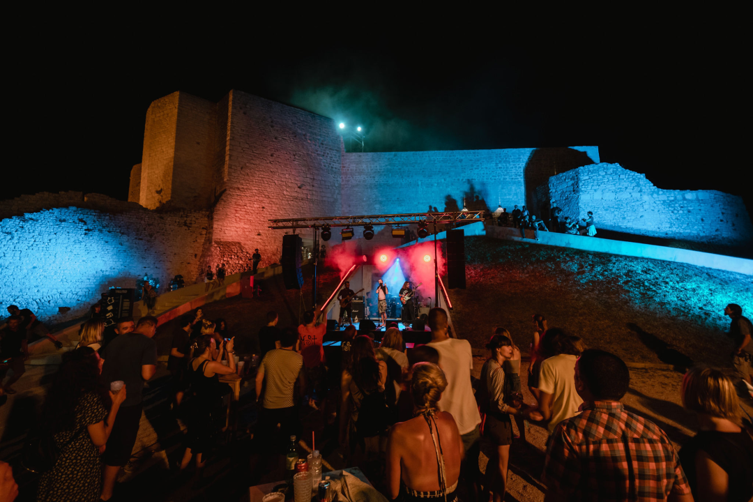 Šibenski bendovi Magul i The Fogsellers rasplesali publiku na drugom danu Let’s Rock festivala na sv. Mihovilu
