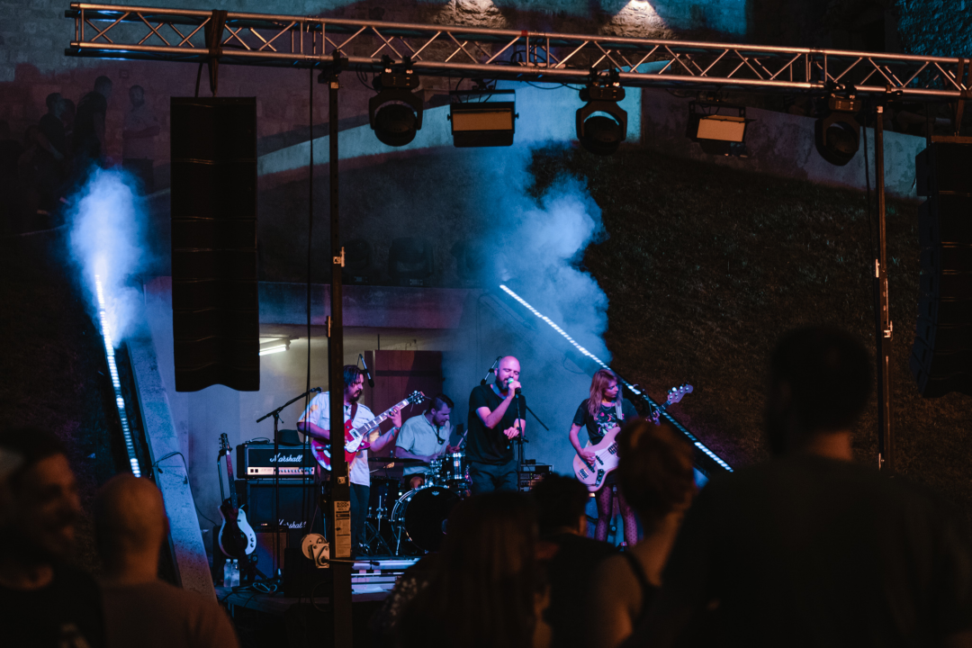 Šibenski bendovi Magul i The Fogsellers rasplesali publiku na drugom danu Let’s Rock festivala na sv. Mihovilu