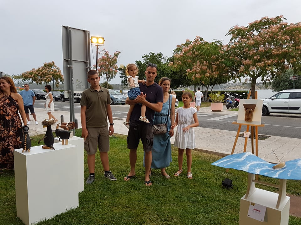 Ispred Azimuta otvorena izložba dvojice kreativaca Lulasa i Grebena: 'Umjetnici nismo, jer su oni svi trknuti, a mi smo baš normalni' 