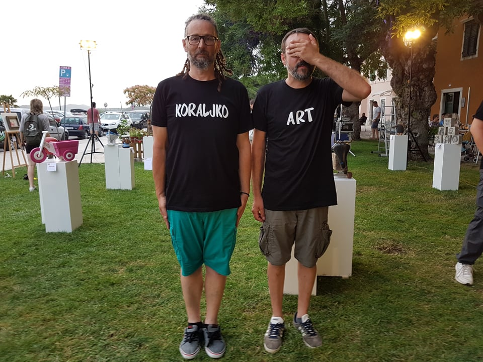 Ispred Azimuta otvorena izložba dvojice kreativaca Lulasa i Grebena: 'Umjetnici nismo, jer su oni svi trknuti, a mi smo baš normalni' 