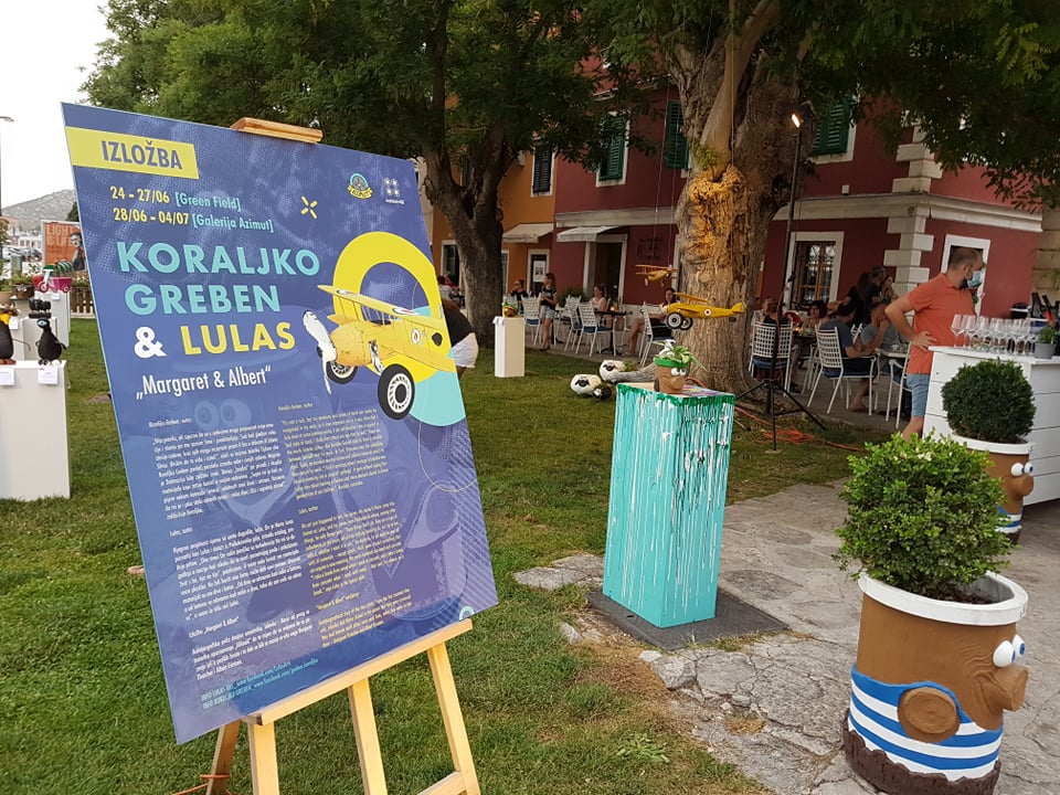 Ispred Azimuta otvorena izložba dvojice kreativaca Lulasa i Grebena: 'Umjetnici nismo, jer su oni svi trknuti, a mi smo baš normalni' 