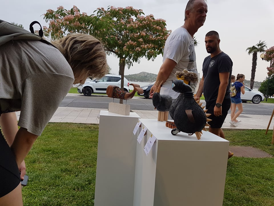 Ispred Azimuta otvorena izložba dvojice kreativaca Lulasa i Grebena: 'Umjetnici nismo, jer su oni svi trknuti, a mi smo baš normalni' 