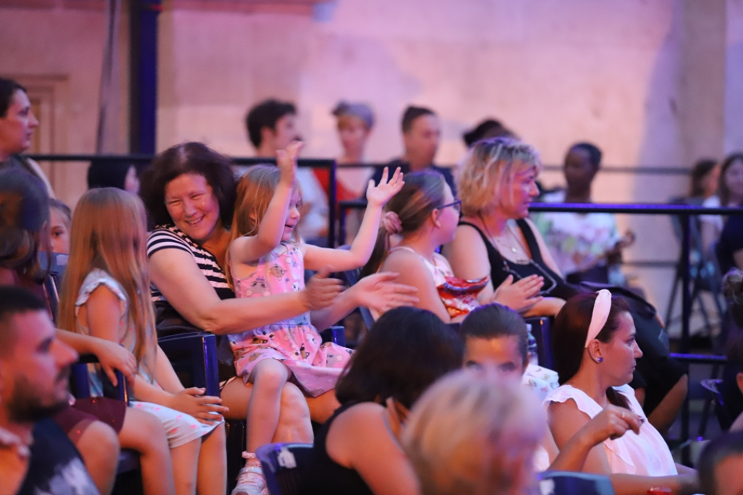 Gosti iz Izraela bili su izvrsni sinoć na Ljetnoj pozornici! Pogledajte kako je izgledala srijeda na Dječjem festivalu