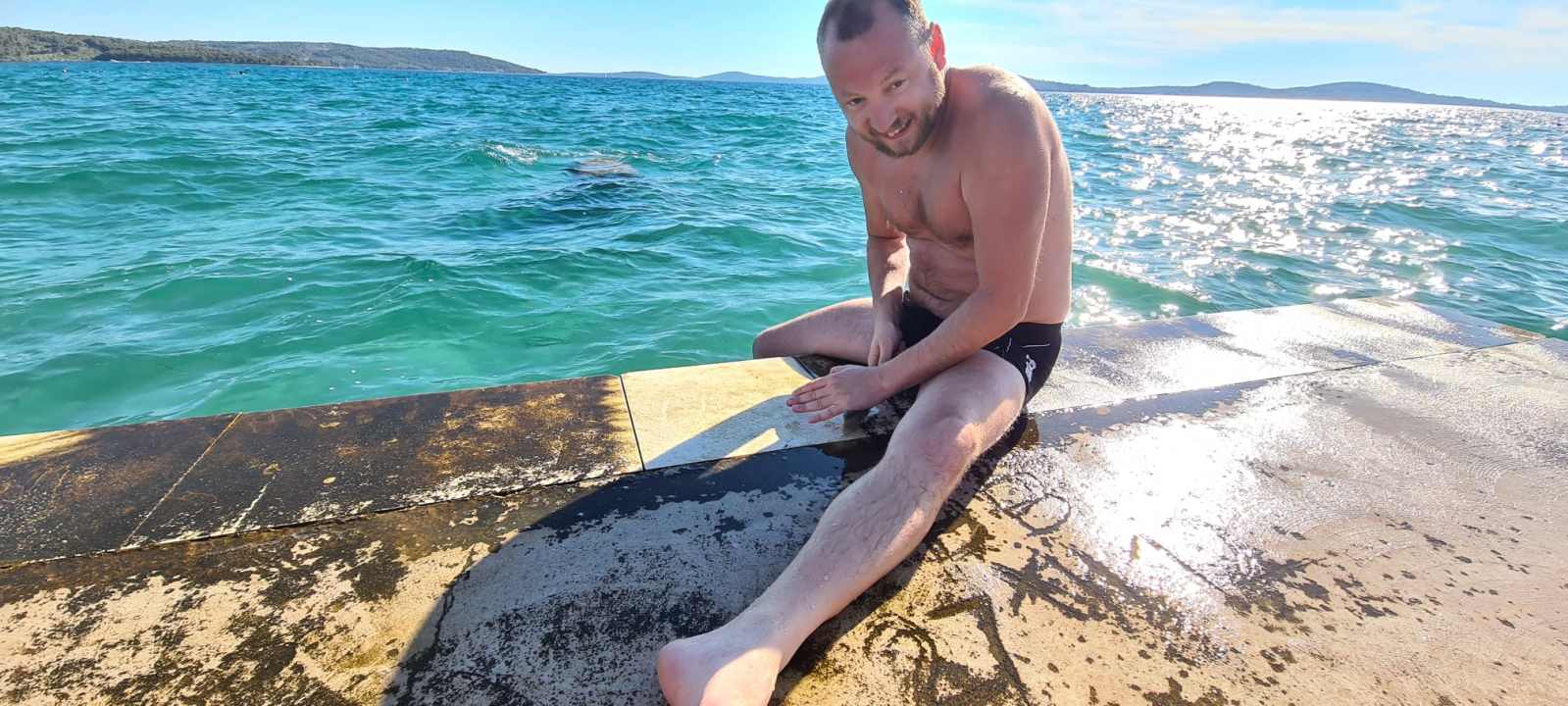 Vikendaši i kabinaši uzeli stvar u svoje ruke: Pokušali odstraniti opasan klizavi sloj s rive ispred kabina