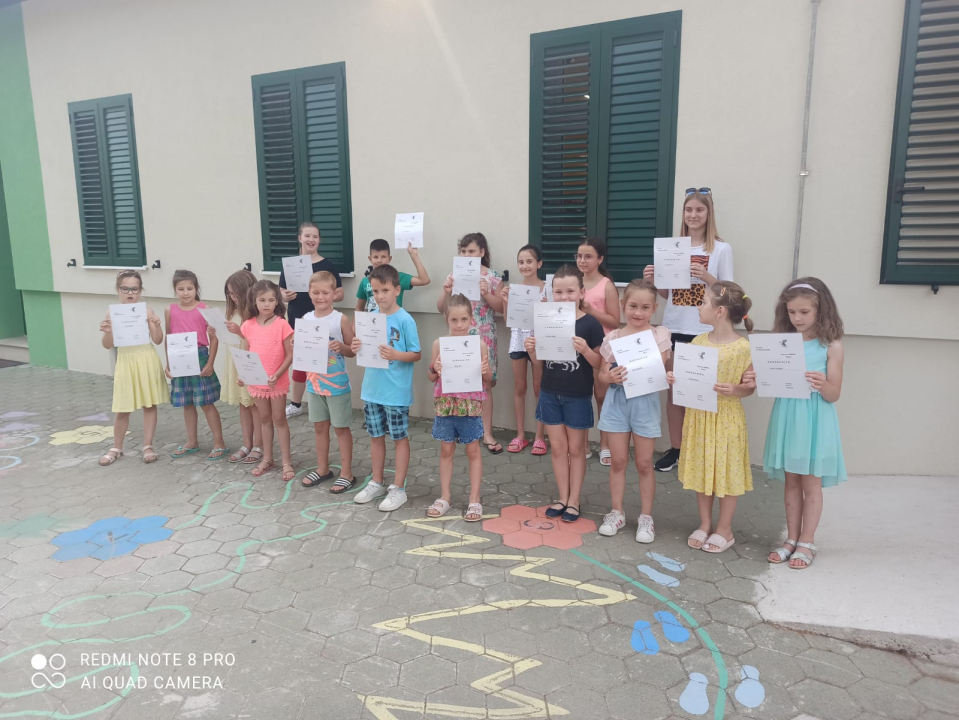 Djeca koja idu u školske klupe oprostila se od zbora Cvrčak uz druženje i pjesmu