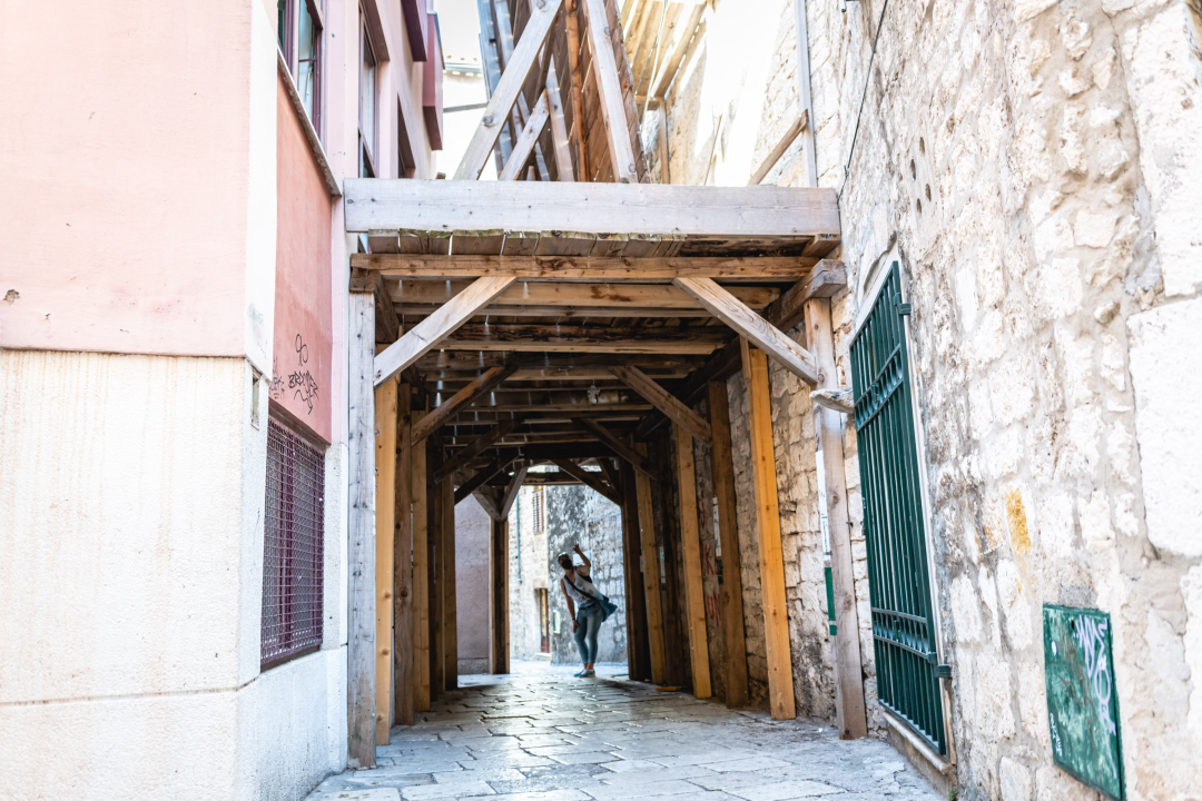 Ne prolazite ulicom Biskupa Fosca, drvena skela je trula i raspada se!