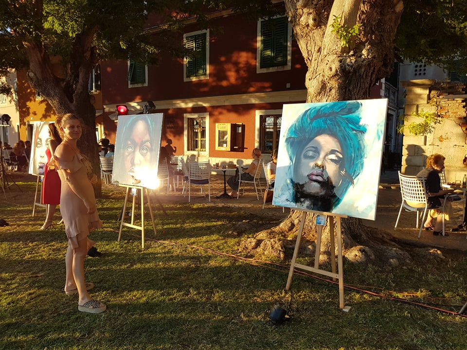 Otvorena treća samostalna izložba Branke Grubić u Azimutu: 'Moje cure govore o slobodi i puštaju glas. Dosta je bilo!' 