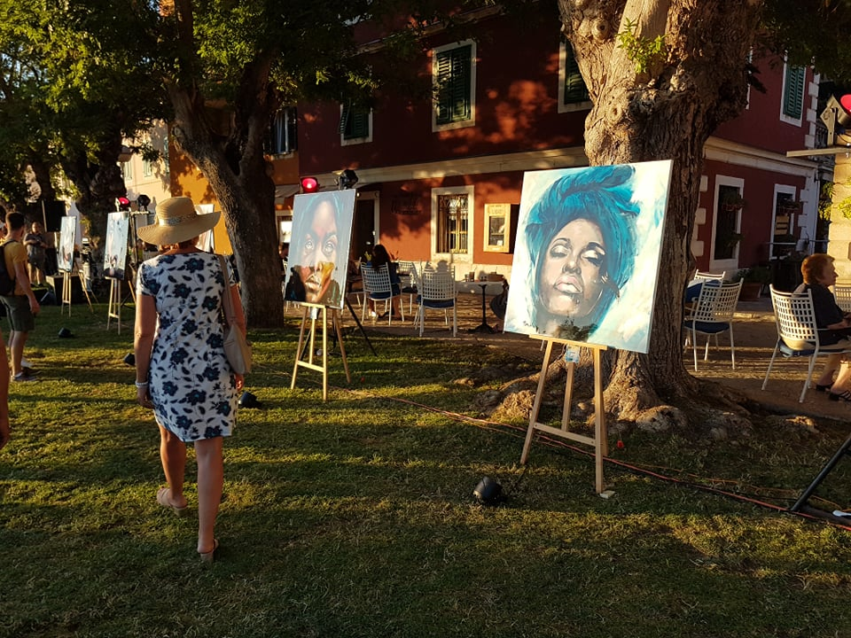 Otvorena treća samostalna izložba Branke Grubić u Azimutu: 'Moje cure govore o slobodi i puštaju glas. Dosta je bilo!' 