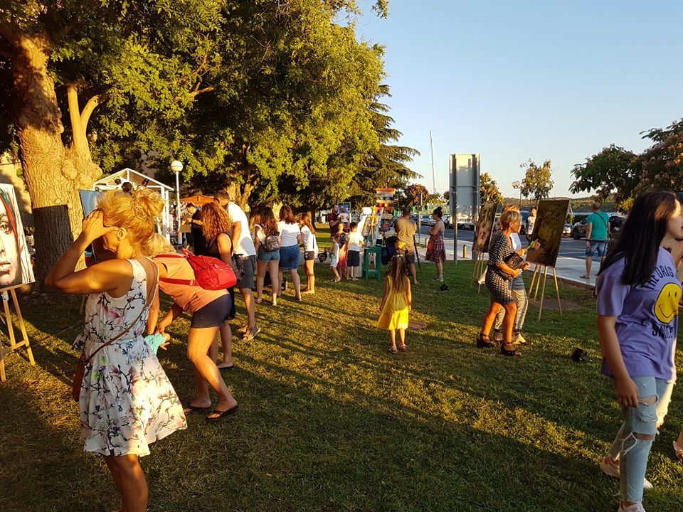 Otvorena treća samostalna izložba Branke Grubić u Azimutu: 'Moje cure govore o slobodi i puštaju glas. Dosta je bilo!' 