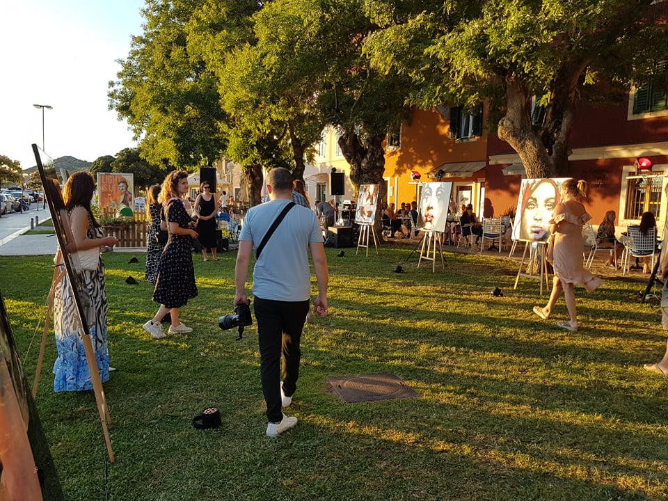 Otvorena treća samostalna izložba Branke Grubić u Azimutu: 'Moje cure govore o slobodi i puštaju glas. Dosta je bilo!' 