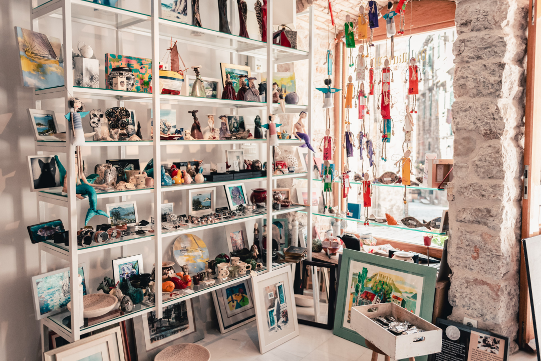 Ljeto u Galeriji Juraj Dalmatinac u znaku veselih riba, bezvremenskog nakita i poznatih umjetnika!