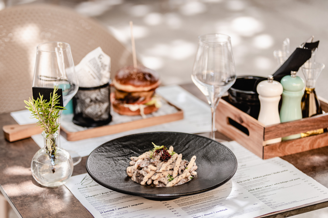 Posjetite Bistro Bava u hladu najstarijeg šibenskog stabla i uživajte u genijalnoj hrani i dvadeset vrsta piva