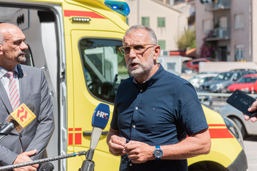 Župan Jelić predao ključeve novog vozila hitne pomoći: S njime će se služiti ispostava u Vodicama  