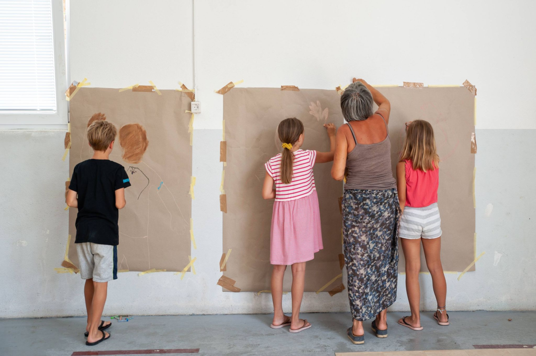 Poznata TV voditeljica na Zlarinu pokrenula radionicu: Djeca oslikavaju vlastite sjene