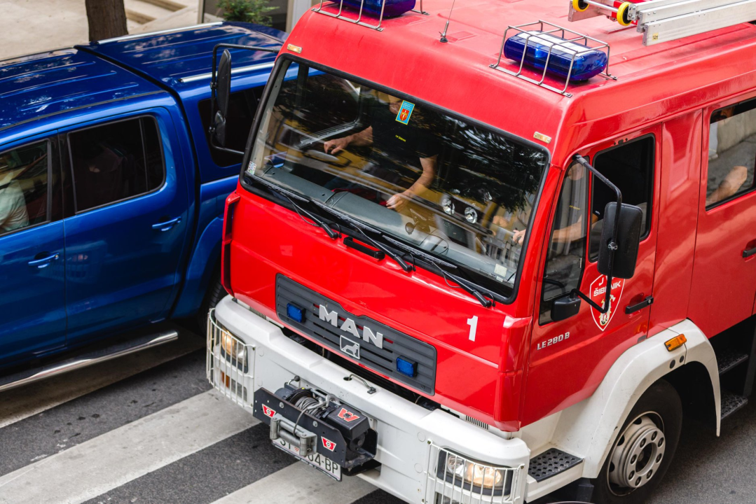 Požar između Dalmarea i Petrola: Vatra ugašena, izgorjelo 200 kvadrata trave i makije