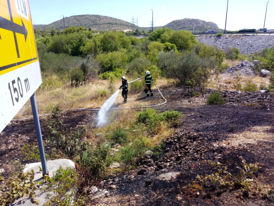 Požar između Dalmarea i Petrola: Vatra ugašena, izgorjelo 200 kvadrata trave i makije