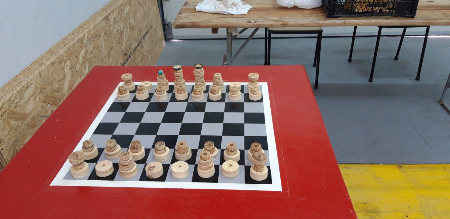 Nikola i Mario svojim rukama izradili figure i ploču pa s mještanima zaigrali uz more