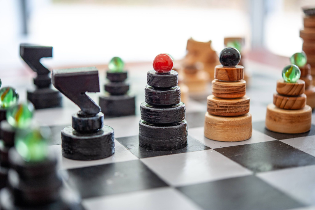 Nikola i Mario svojim rukama izradili figure i ploču pa s mještanima zaigrali uz more