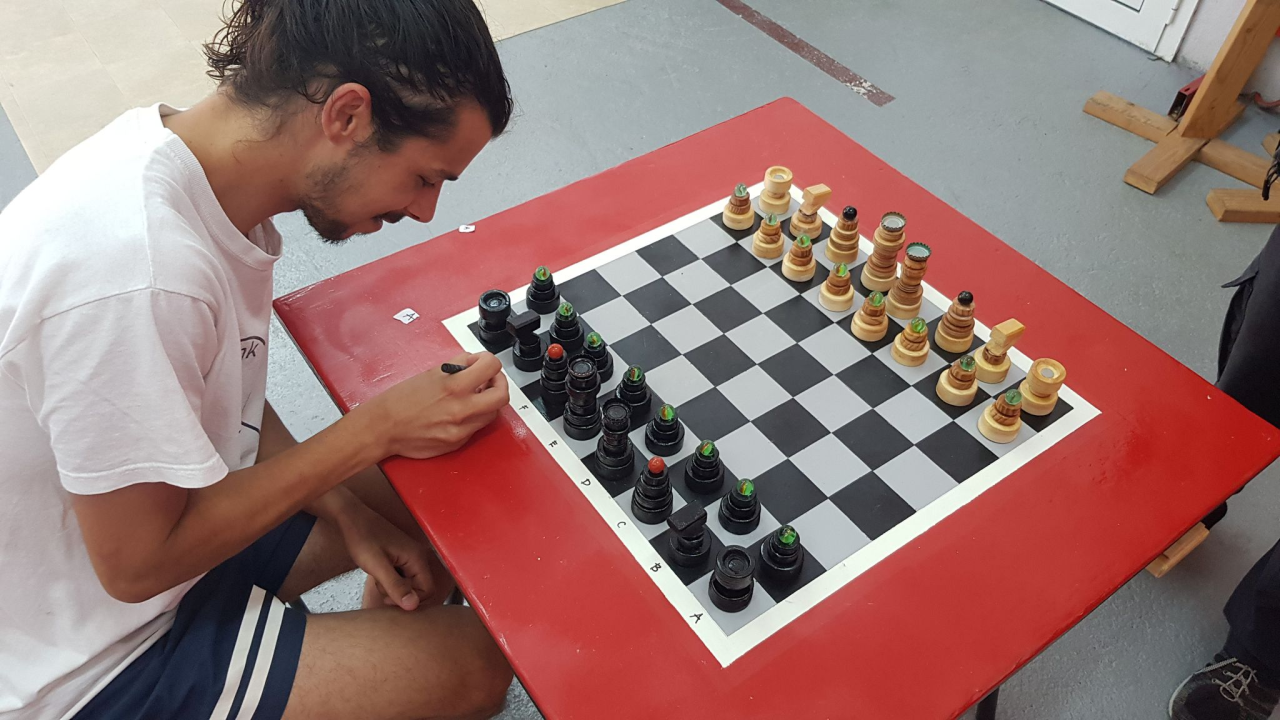 Nikola i Mario svojim rukama izradili figure i ploču pa s mještanima zaigrali uz more